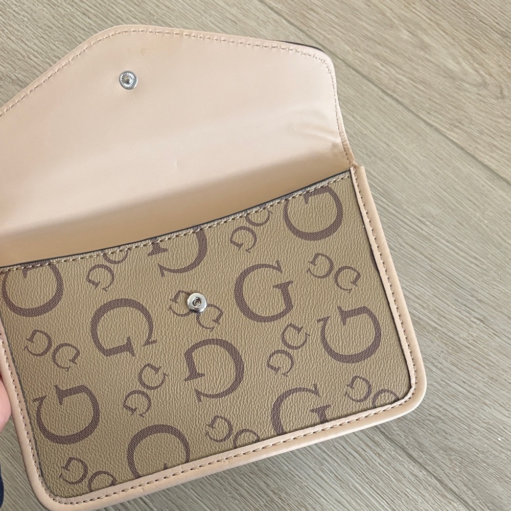 GUESS Pouch - Picture 3 of 3
